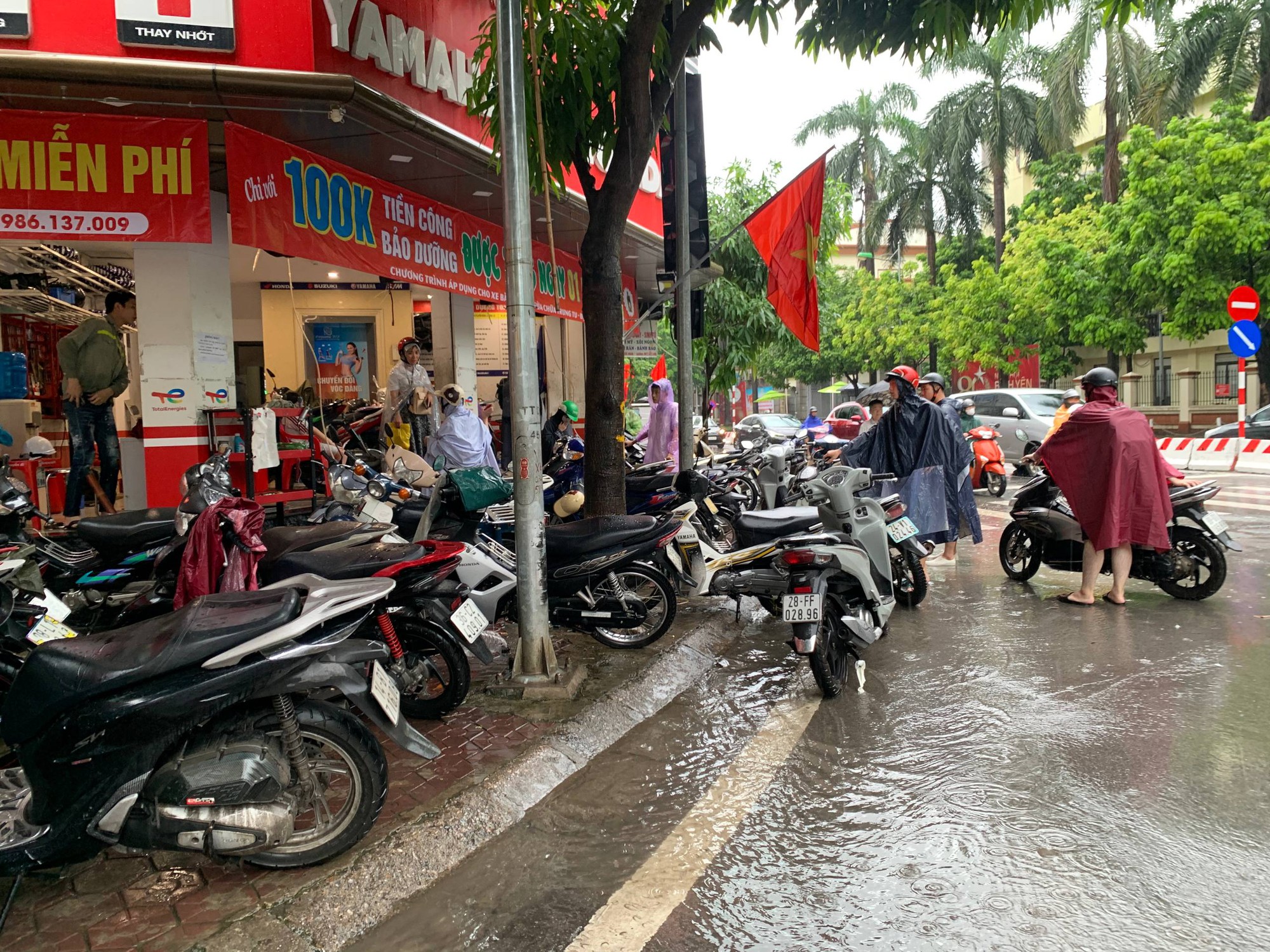 Hà Nội mưa ngập kinh hoàng: Tiệm sửa xe &quot;hốt bạc&quot;, dân công sở chi 150.000 đồng để kịp giờ làm - Ảnh 4.