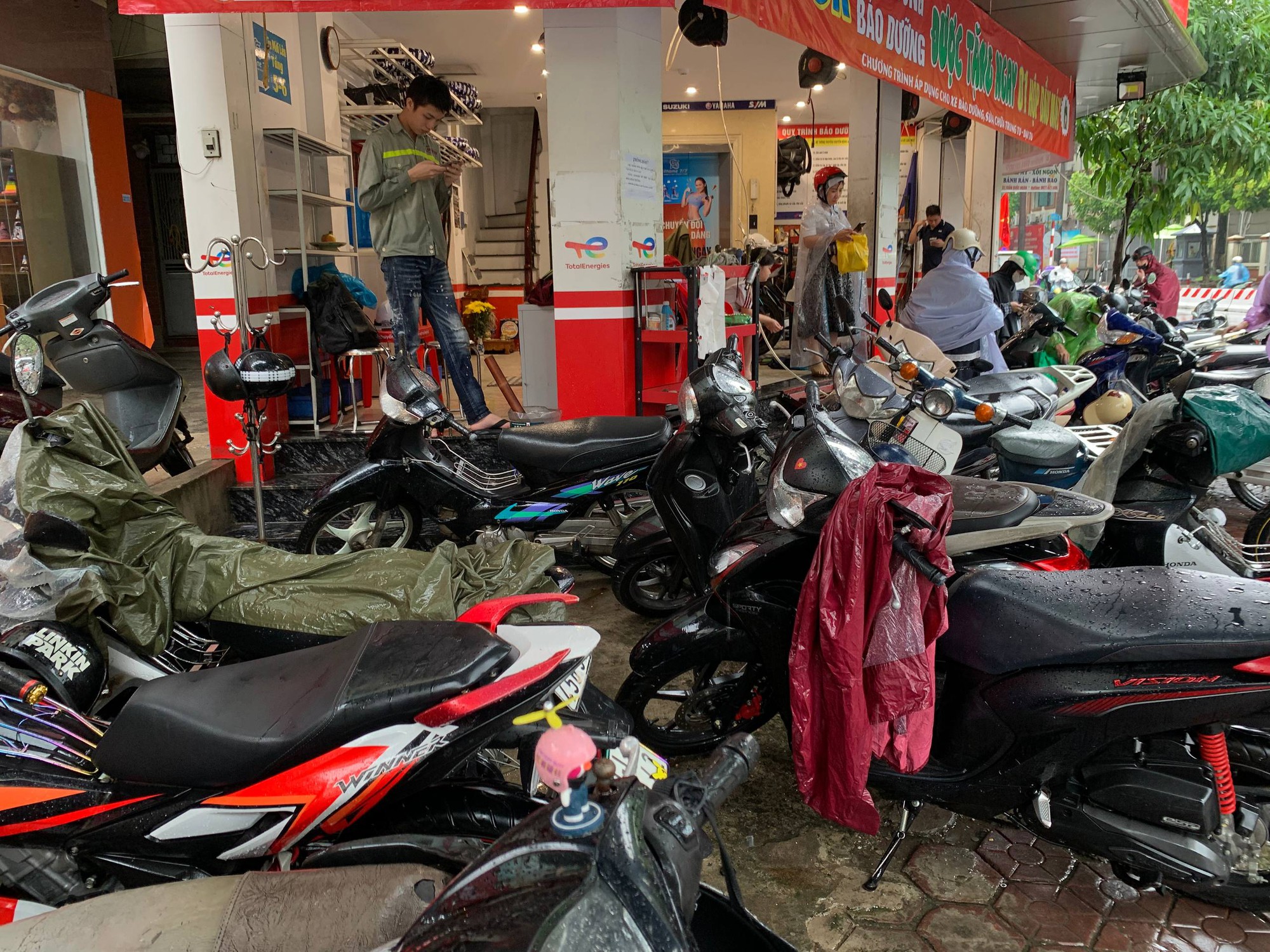 Hà Nội đang ngập khủng khiếp khắp nẻo đường: Người dân dùng xô múc nước tràn khỏi nhà- Ảnh 26.