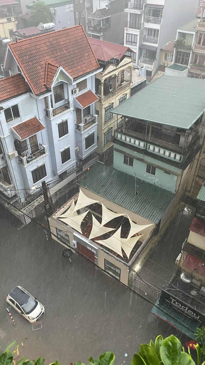 Hà Nội đang ngập khủng khiếp khắp nẻo đường: Người dân dùng xô múc nước tràn khỏi nhà- Ảnh 15.