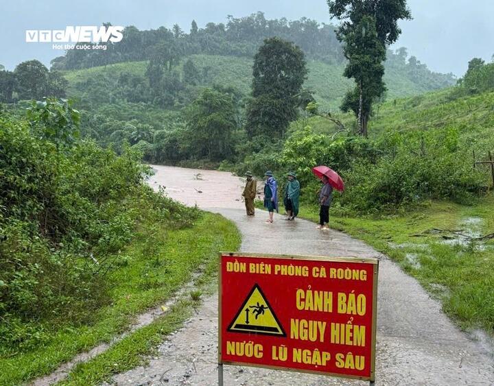 Tan hoang sau bão số 5: Cây cối ngã rạp, nhà cửa tốc mái, ngập lũ chia cắt - Ảnh 14.