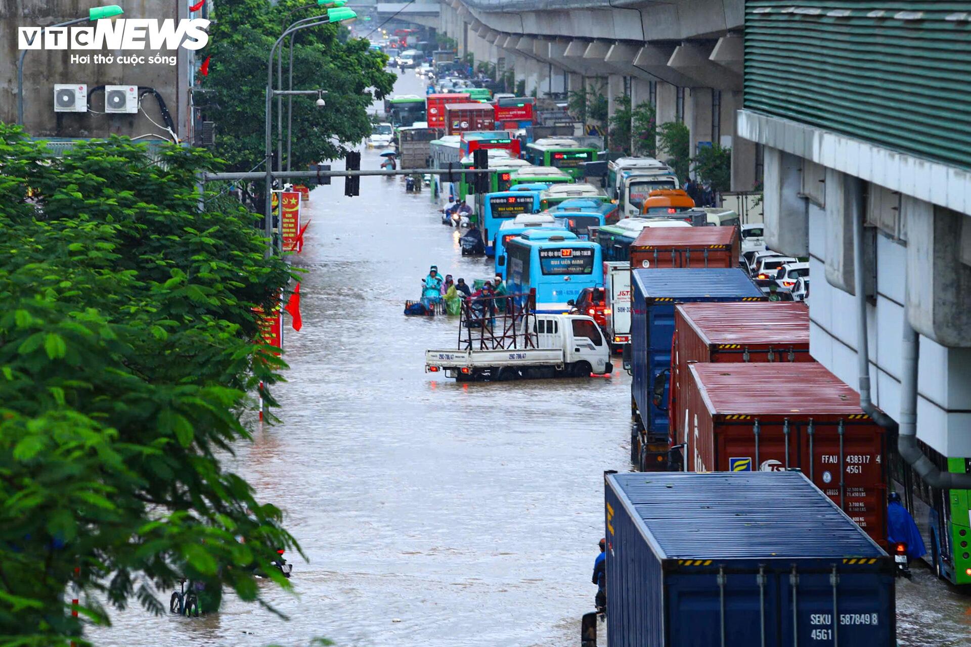 Giao thông Hà Nội hỗn loạn sau mưa lớn, tài xế bỏ ô tô trên đường ngập - Ảnh 20.