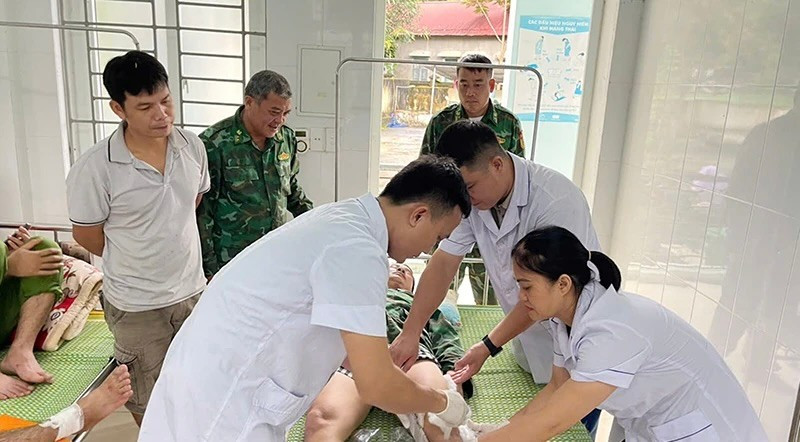 30 phút đào bớt đất cứu 2 cán bộ bị nhà sập đè khi đang giúp dân di dời - Ảnh 2. 30 phút đào bớt đất cứu 2 cán bộ bị nhà sập đè khi đang giúp dân di dời - Ảnh 2.