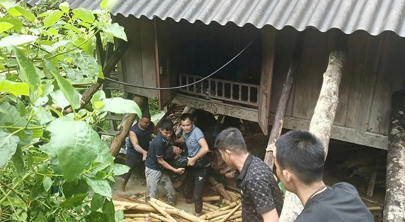 30 phút đào bớt đất cứu 2 cán bộ bị nhà sập đè khi đang giúp dân di dời - Ảnh 1. 30 phút đào bớt đất cứu 2 cán bộ bị nhà sập đè khi đang giúp dân di dời - Ảnh 1.