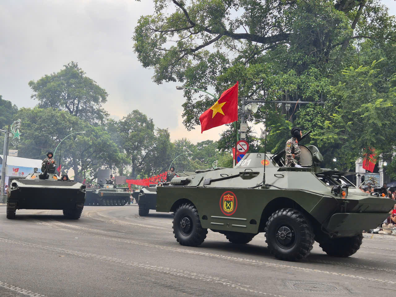 Chiến sĩ A80 'thả tim', vẫy tay chào người dân chờ xem sơ duyệt diễu binh - Ảnh 12. Chiến sĩ A80 'thả tim', vẫy tay chào người dân chờ xem sơ duyệt diễu binh - Ảnh 12.