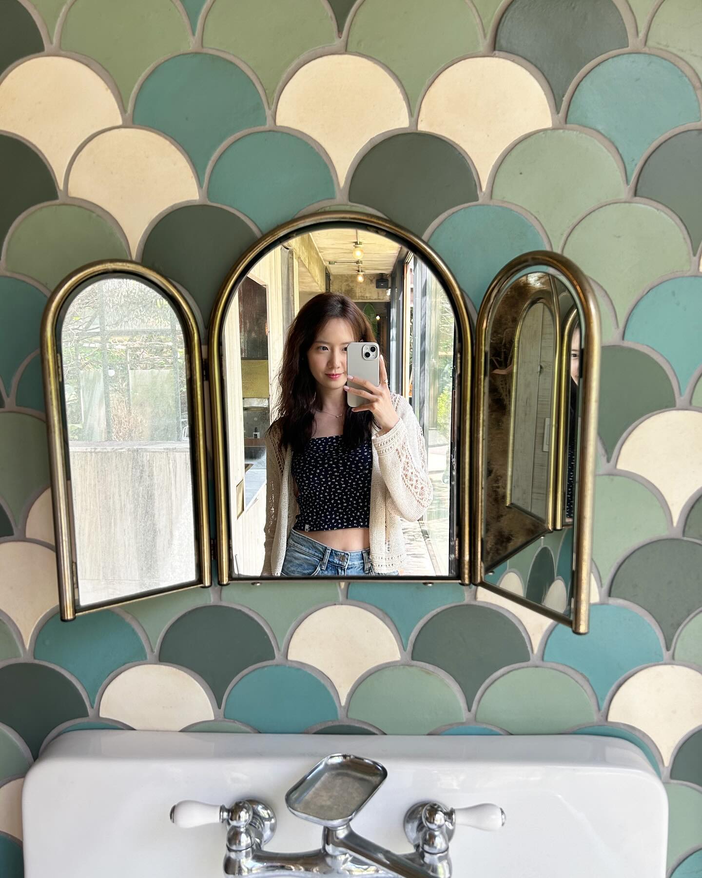 Nữ chính phim Hàn hot nhất hiện tại: Là huyền thoại nhan sắc, thời trang đơn giản mà tinh tế mọi lúc mọi nơi - Ảnh 8. Nữ chính phim Hàn hot nhất hiện tại: Là huyền thoại nhan sắc, thời trang đơn giản mà tinh tế mọi lúc mọi nơi - Ảnh 8.
