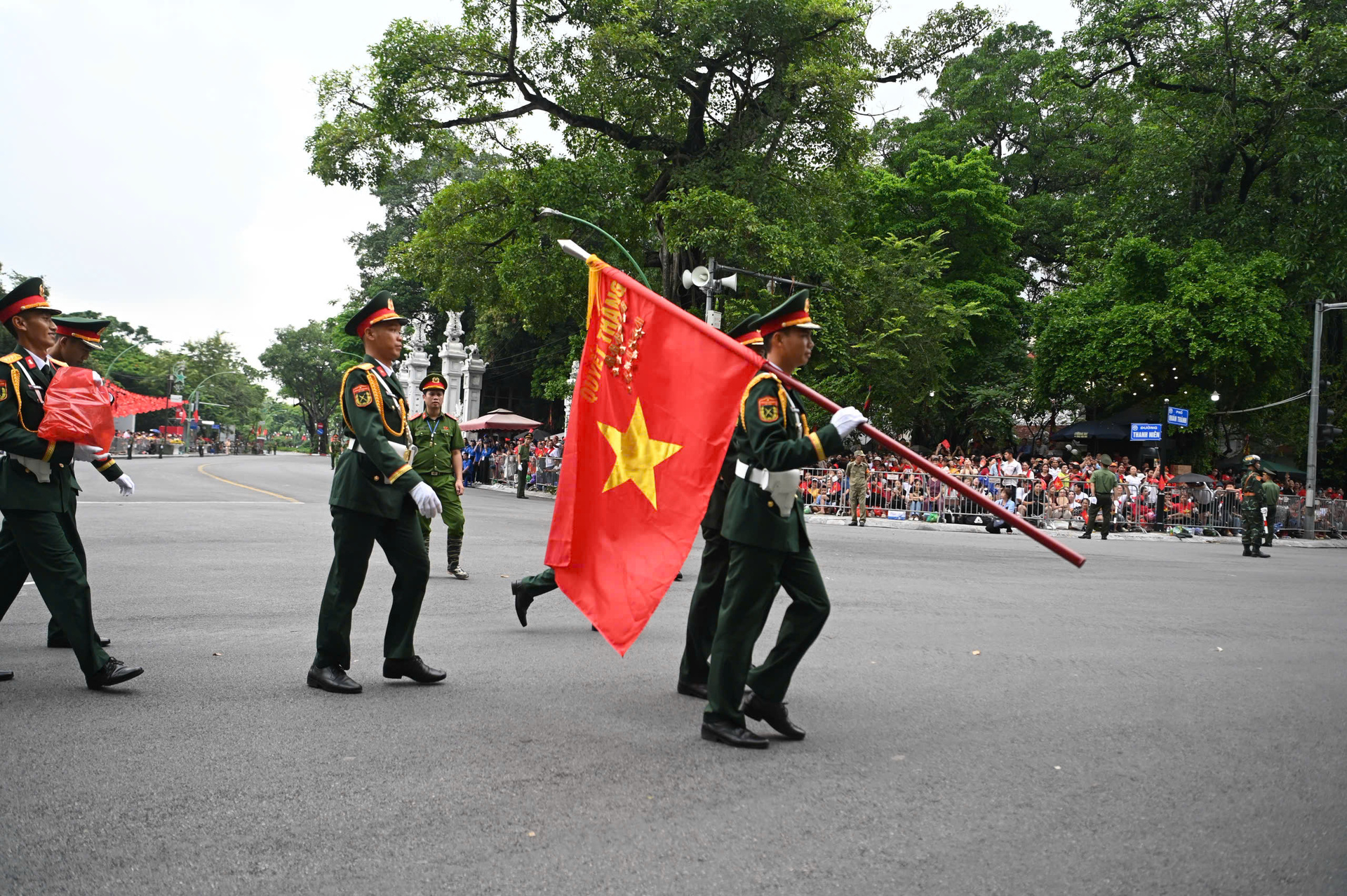 Chiến sĩ A80 'thả tim', vẫy tay chào người dân chờ xem sơ duyệt diễu binh - Ảnh 3. Chiến sĩ A80 'thả tim', vẫy tay chào người dân chờ xem sơ duyệt diễu binh - Ảnh 3.