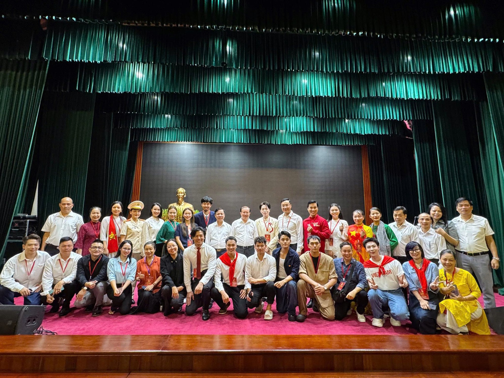 Hoàng Thuỳ Linh công khai xuất hiện bên Đen Vâu - Ảnh 5. Hoàng Thuỳ Linh công khai xuất hiện bên Đen Vâu - Ảnh 5.