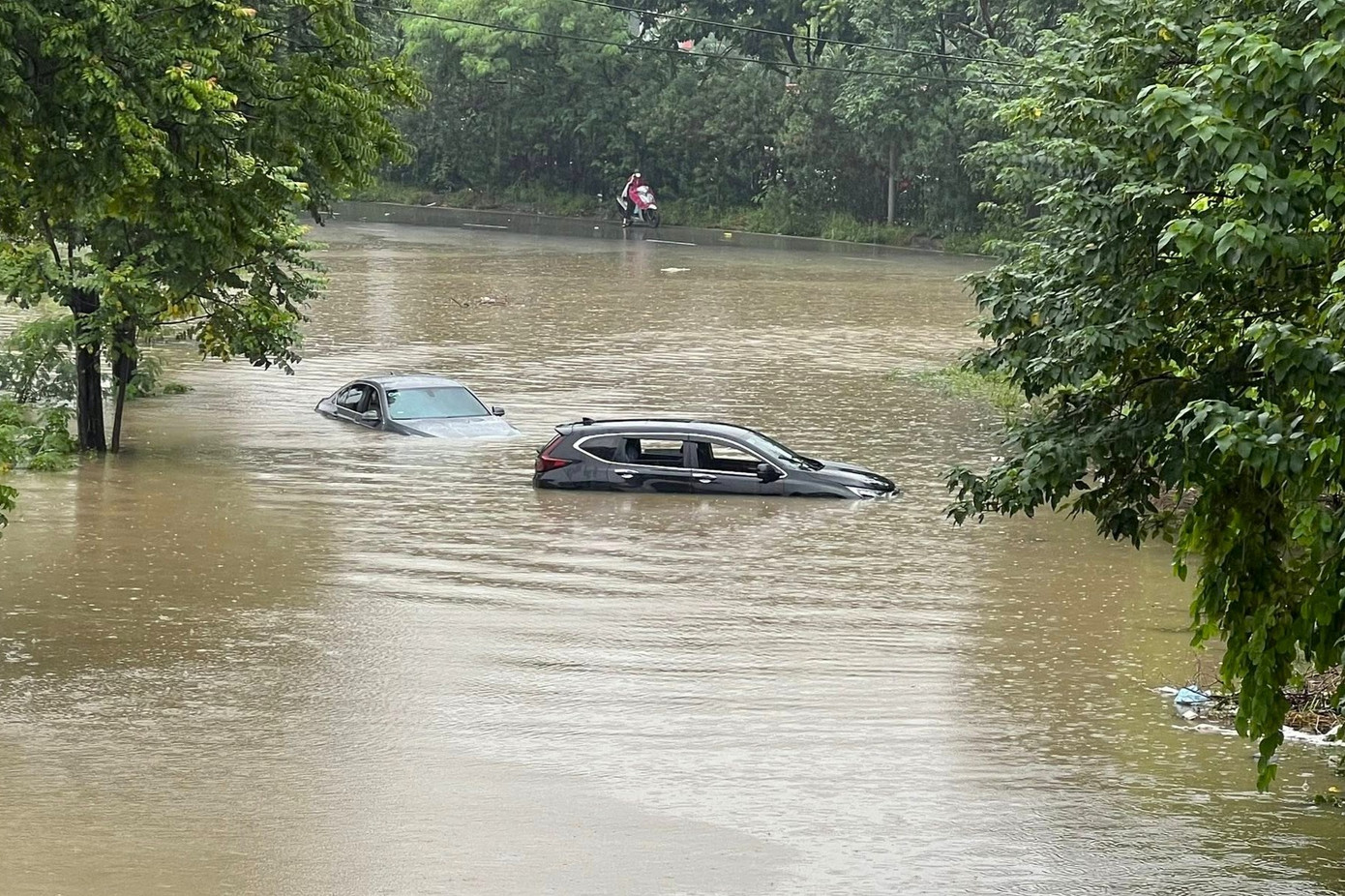 Mưa lớn kéo dài, một số tuyến phố Hà Nội vẫn ngập sâu, cuộc sống sinh hoạt bị đảo lộn - Ảnh 8. Mưa lớn kéo dài, một số tuyến phố Hà Nội vẫn ngập sâu, cuộc sống sinh hoạt bị đảo lộn - Ảnh 8.