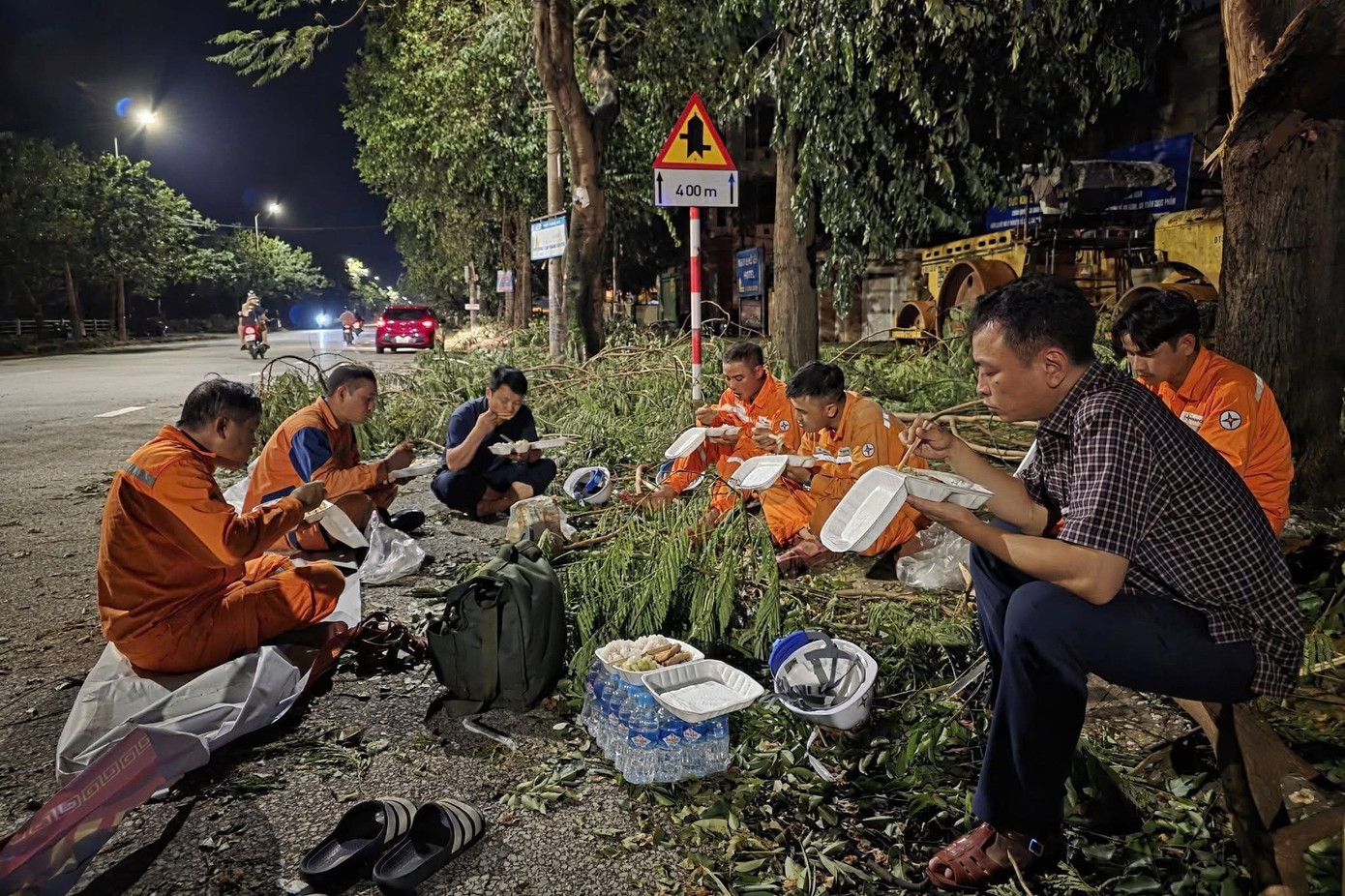 Xôn xao suất cơm bình dân giá đắt đỏ bán cho thợ điện sau bão Kajiki - Ảnh 2. Xôn xao suất cơm bình dân giá đắt đỏ bán cho thợ điện sau bão Kajiki - Ảnh 2.