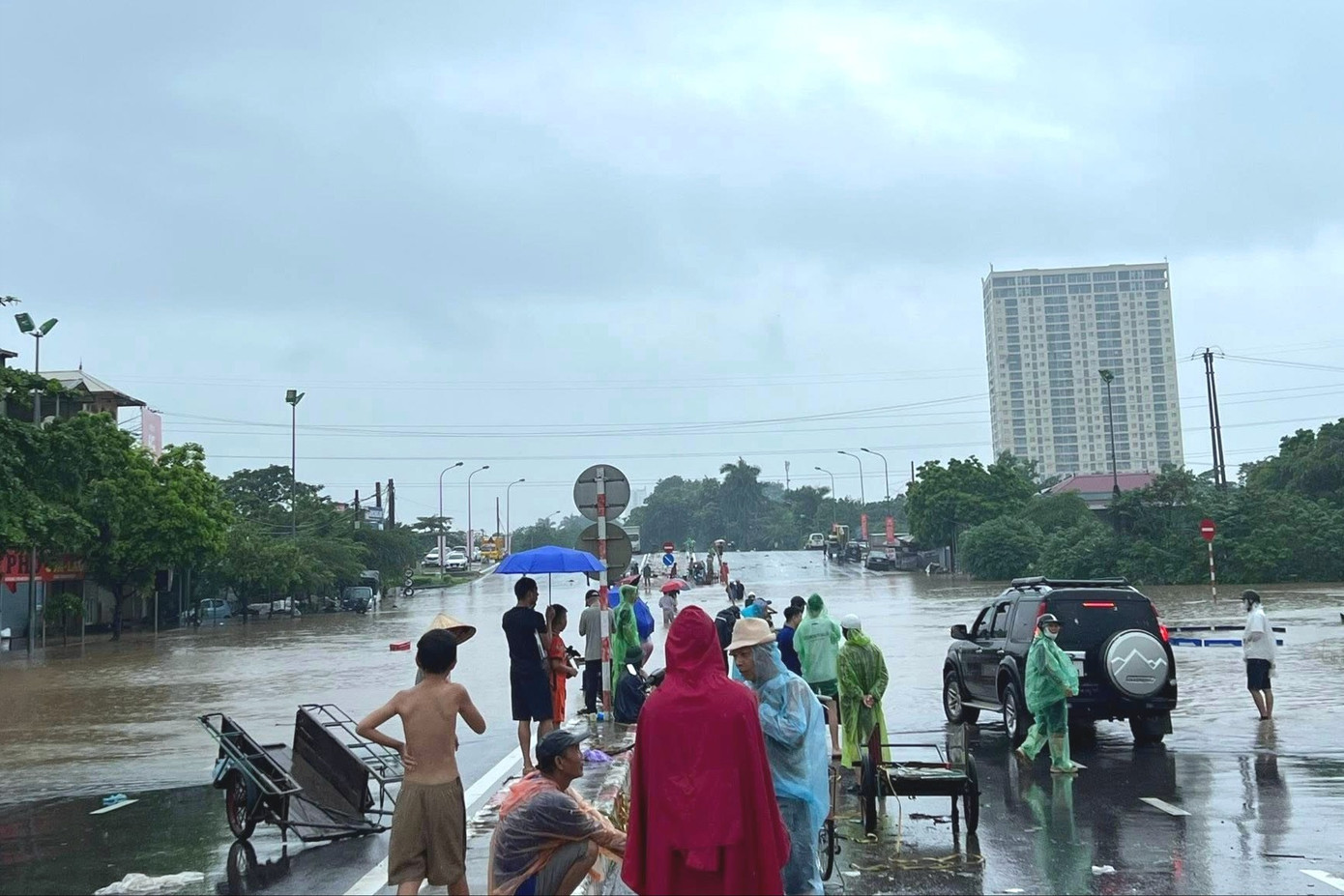 Mưa lớn kéo dài, một số tuyến phố Hà Nội vẫn ngập sâu, cuộc sống sinh hoạt bị đảo lộn - Ảnh 11. Mưa lớn kéo dài, một số tuyến phố Hà Nội vẫn ngập sâu, cuộc sống sinh hoạt bị đảo lộn - Ảnh 11.