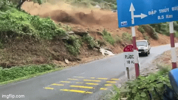 Kinh hoàng khoảnh khắc đất đá bất ngờ đổ ập xuống đường quốc lộ ở Lào Cai: 3 giây khiến tất cả hú vía! - Ảnh 1. Kinh hoàng khoảnh khắc đất đá bất ngờ đổ ập xuống đường quốc lộ ở Lào Cai: 3 giây khiến tất cả hú vía! - Ảnh 1.