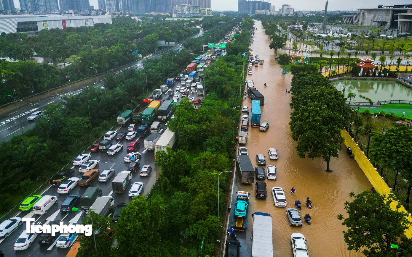 Mưa lớn kéo dài, một số tuyến phố Hà Nội vẫn ngập sâu, cuộc sống sinh hoạt bị đảo lộn - Ảnh 12. Mưa lớn kéo dài, một số tuyến phố Hà Nội vẫn ngập sâu, cuộc sống sinh hoạt bị đảo lộn - Ảnh 12.