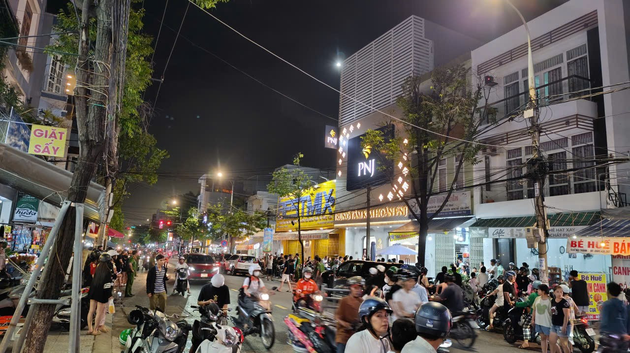 Hành trình hơn 14 giờ truy bắt nghi phạm cướp cửa hàng vàng ở Đà Nẵng - Ảnh 2. Hành trình hơn 14 giờ truy bắt nghi phạm cướp cửa hàng vàng ở Đà Nẵng - Ảnh 2.