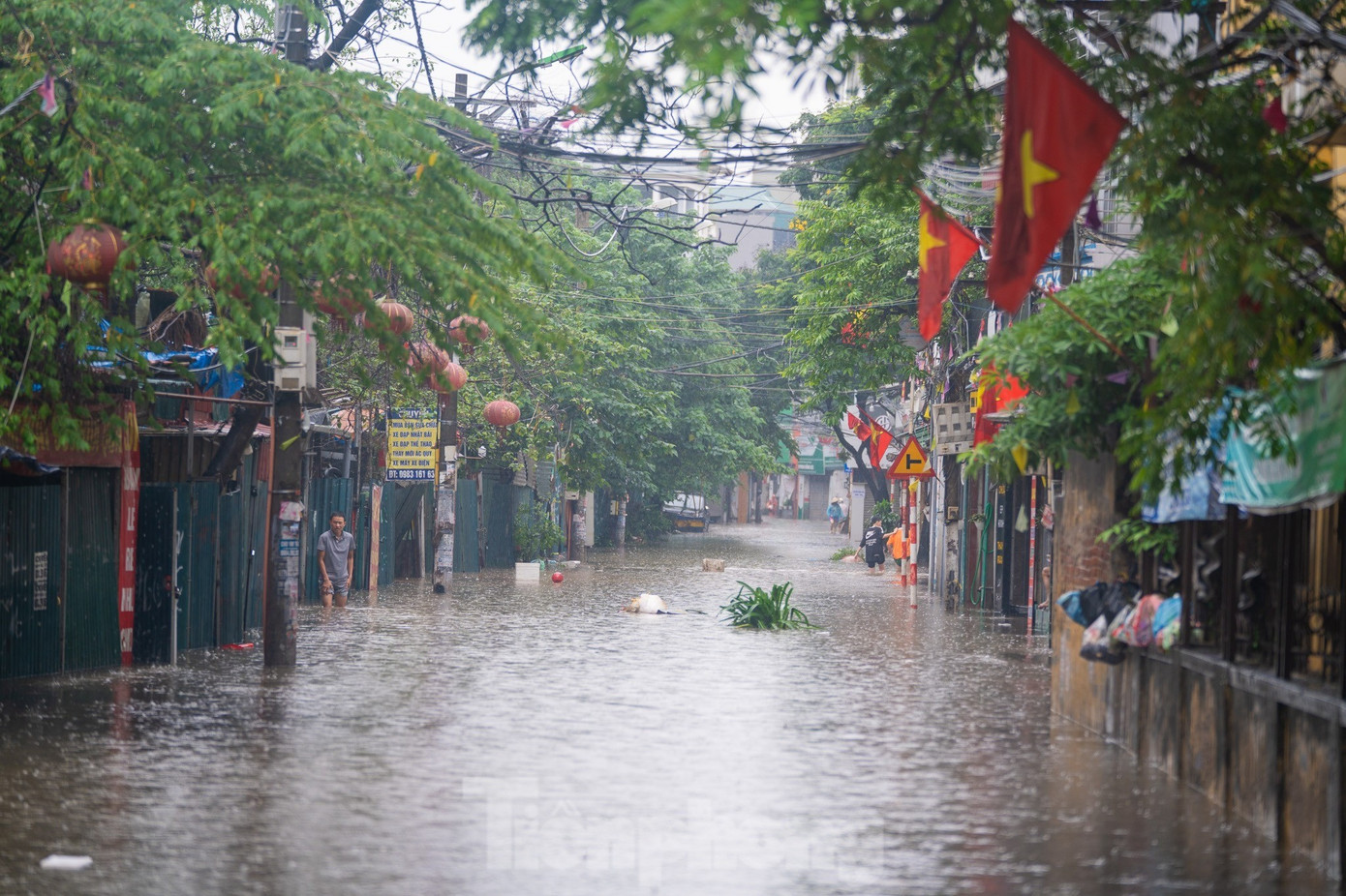 Mưa lớn kéo dài, một số tuyến phố Hà Nội vẫn ngập sâu, cuộc sống sinh hoạt bị đảo lộn - Ảnh 1. Mưa lớn kéo dài, một số tuyến phố Hà Nội vẫn ngập sâu, cuộc sống sinh hoạt bị đảo lộn - Ảnh 1.