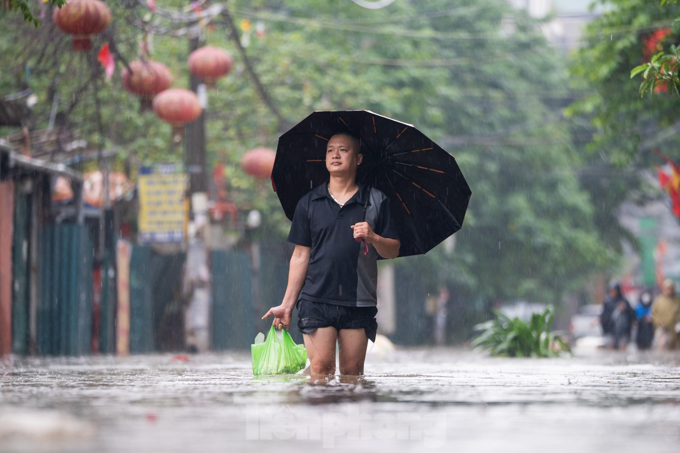 Mưa lớn kéo dài, một số tuyến phố Hà Nội vẫn ngập sâu, cuộc sống sinh hoạt bị đảo lộn - Ảnh 2. Mưa lớn kéo dài, một số tuyến phố Hà Nội vẫn ngập sâu, cuộc sống sinh hoạt bị đảo lộn - Ảnh 2.