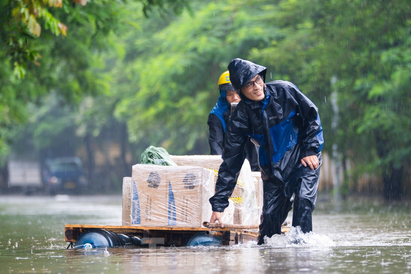 Mưa lớn kéo dài, một số tuyến phố Hà Nội vẫn ngập sâu, cuộc sống sinh hoạt bị đảo lộn - Ảnh 4. Mưa lớn kéo dài, một số tuyến phố Hà Nội vẫn ngập sâu, cuộc sống sinh hoạt bị đảo lộn - Ảnh 4.