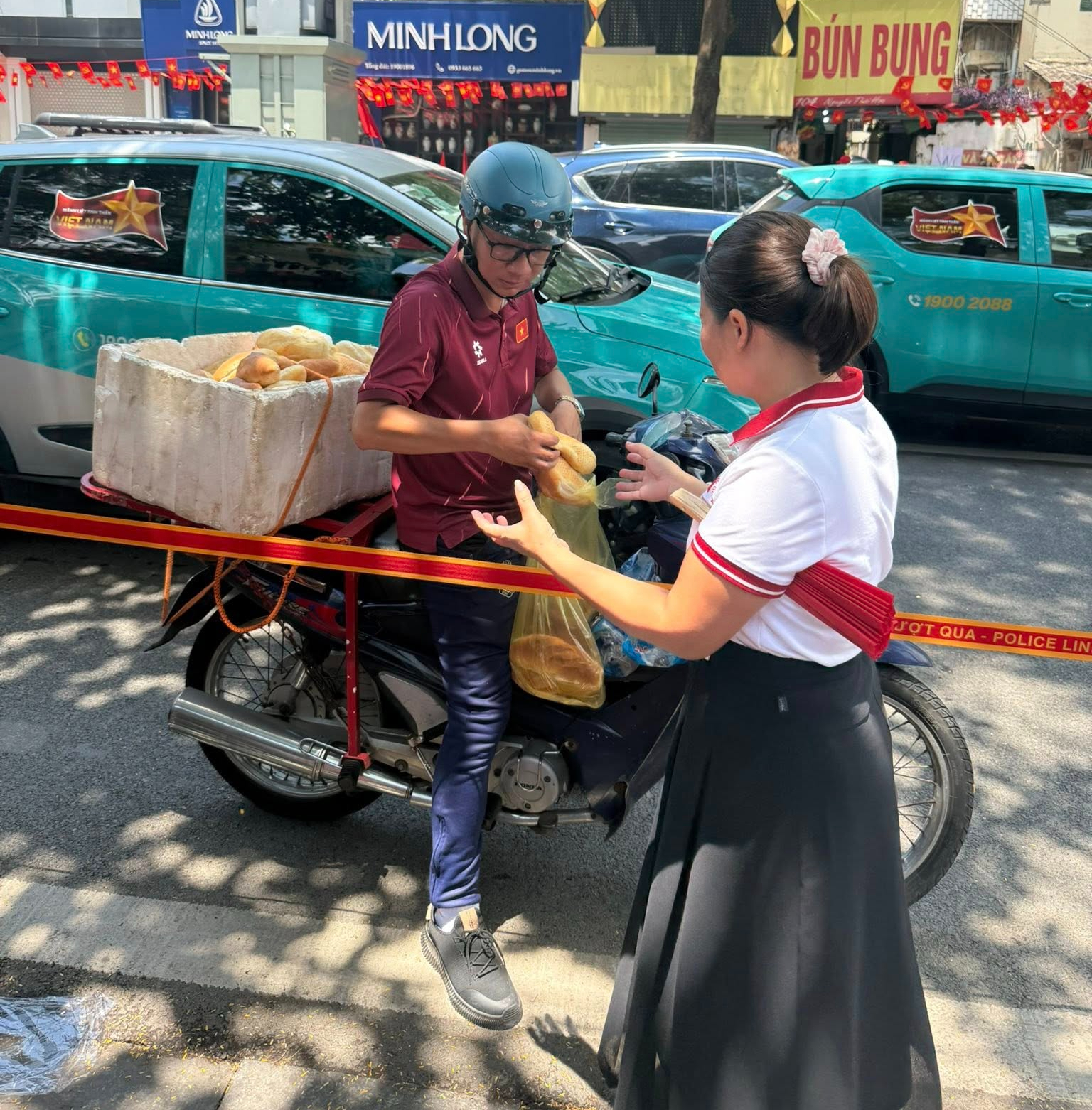 Người đàn ông chạy xe máy tặng nước, bánh mì miễn phí cho người dân, mời cơm cựu chiến binh- Ảnh 2. Người đàn ông chạy xe máy tặng nước, bánh mì miễn phí cho người dân, mời cơm cựu chiến binh- Ảnh 2.