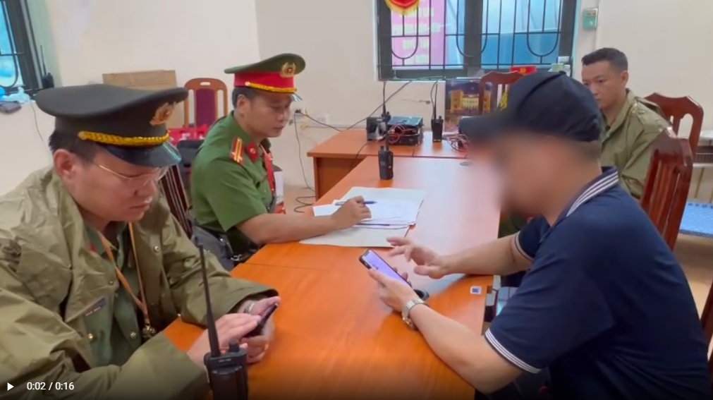 CSCĐ phát hiện 1 người đàn ông xếp 10 ghế để cho thuê chỗ ngồi xem diễu binh - Ảnh 1. CSCĐ phát hiện 1 người đàn ông xếp 10 ghế để cho thuê chỗ ngồi xem diễu binh - Ảnh 1.