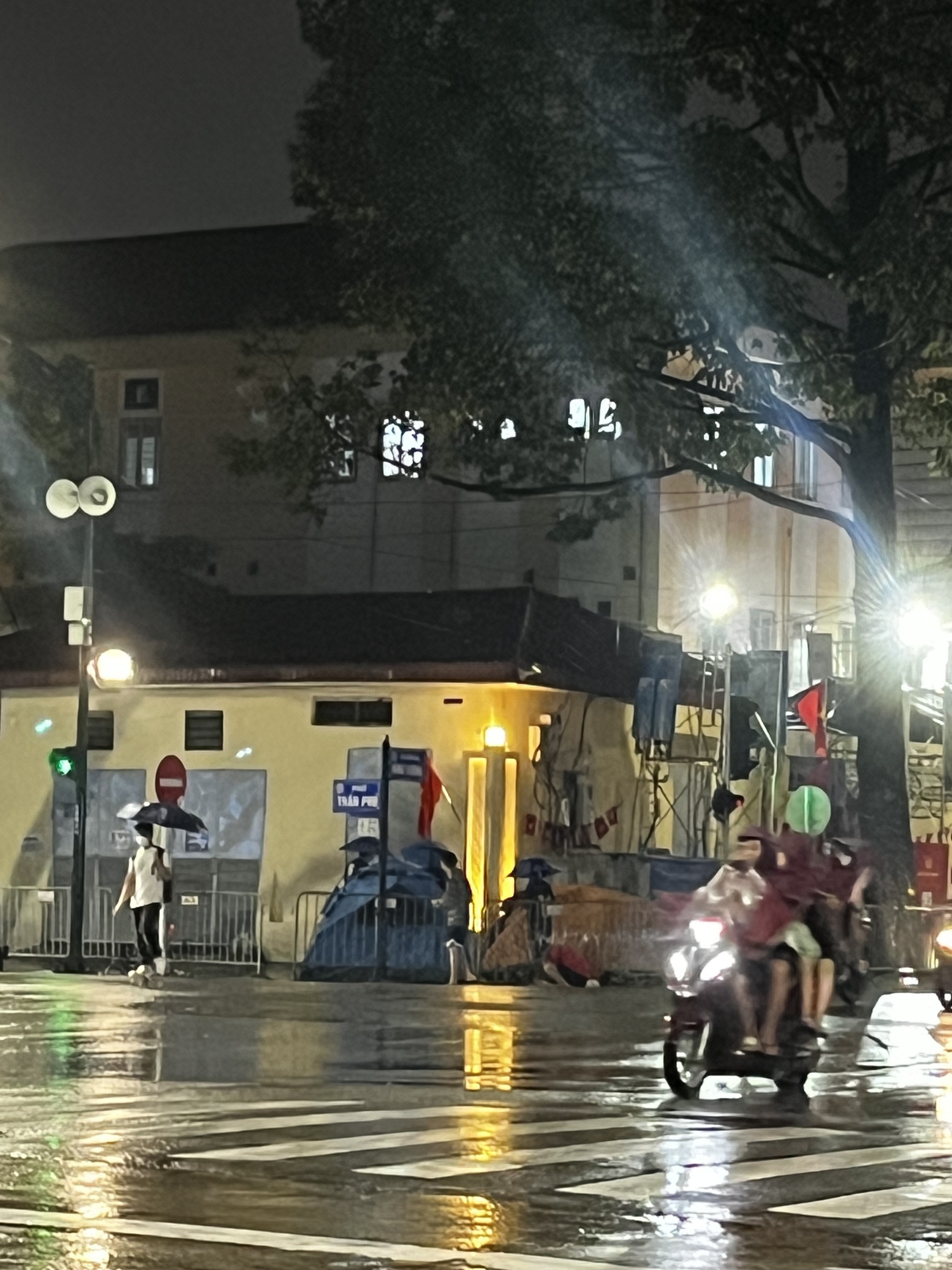Lý do khó tin từ những người cắm trại giữ "chỗ vàng" trong đêm 26/8 tại Hà Nội - Ảnh 3. Lý do khó tin từ những người cắm trại giữ "chỗ vàng" trong đêm 26/8 tại Hà Nội - Ảnh 3.