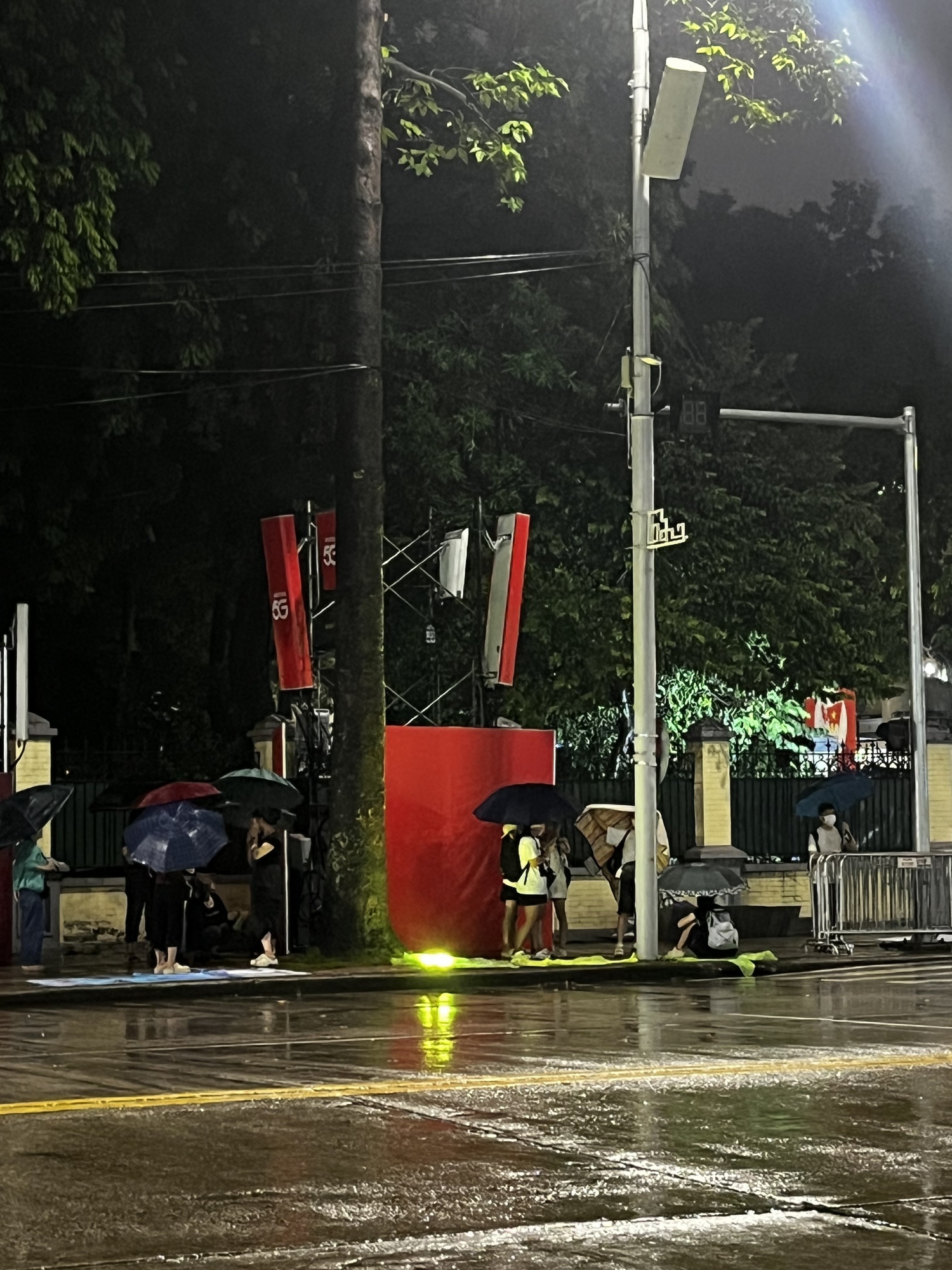 Lý do khó tin từ những người cắm trại giữ "chỗ vàng" trong đêm 26/8 tại Hà Nội - Ảnh 2. Lý do khó tin từ những người cắm trại giữ "chỗ vàng" trong đêm 26/8 tại Hà Nội - Ảnh 2.