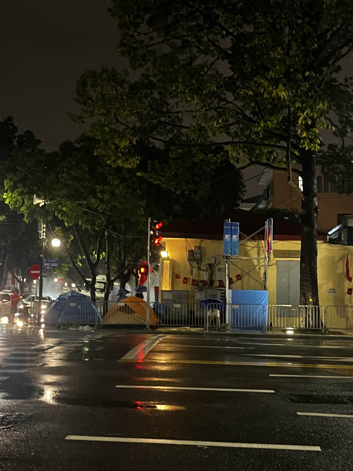 Lý do khó tin từ những người cắm trại giữ "chỗ vàng" trong đêm 26/8 tại Hà Nội - Ảnh 1. Lý do khó tin từ những người cắm trại giữ "chỗ vàng" trong đêm 26/8 tại Hà Nội - Ảnh 1.