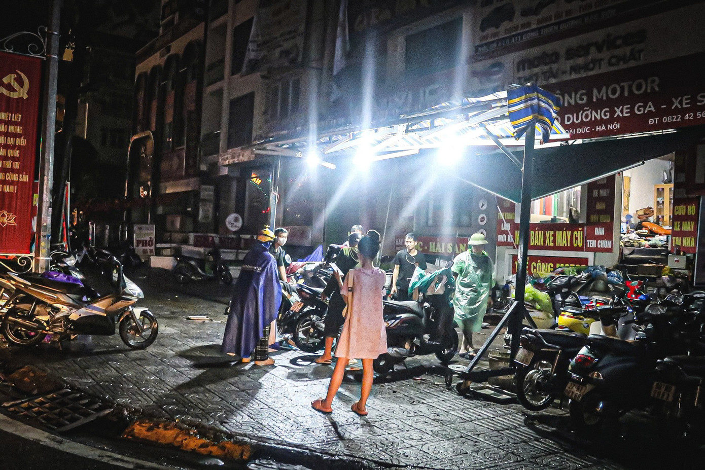 24 giờ mất điện, nước: Hàng trăm hộ dân ở 'làng' biệt thự triệu đô Hà Nội thắp đèn dầu, loay hoay 'chạy' ngập - Ảnh 11.