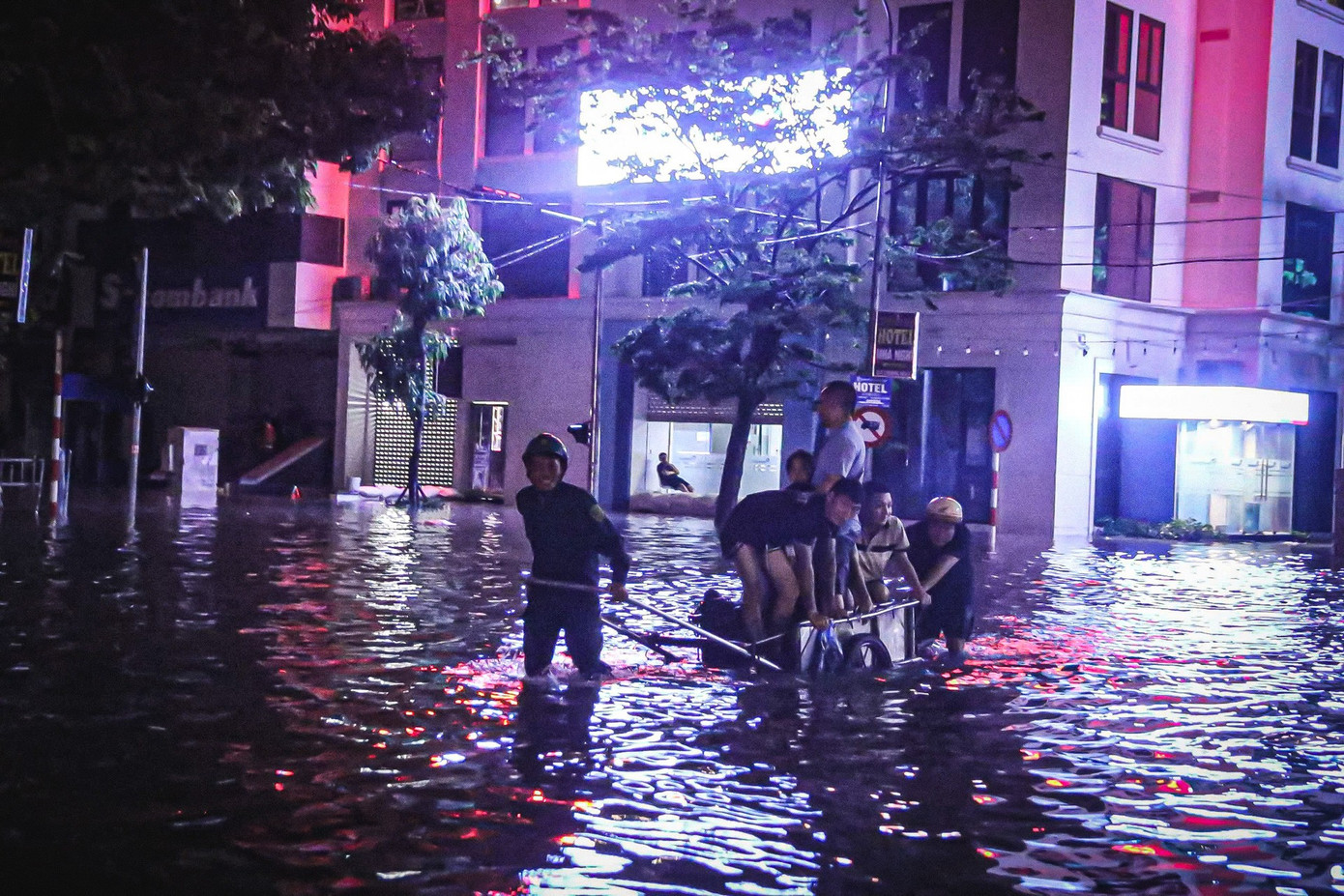 24 giờ mất điện, nước: Hàng trăm hộ dân ở 'làng' biệt thự triệu đô Hà Nội thắp đèn dầu, loay hoay 'chạy' ngập - Ảnh 12.