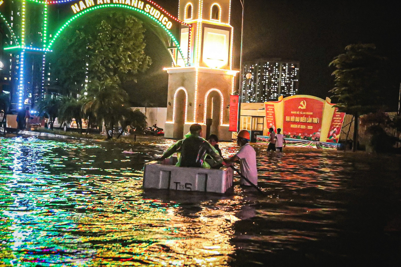 24 giờ mất điện, nước: Hàng trăm hộ dân ở 'làng' biệt thự triệu đô Hà Nội thắp đèn dầu, loay hoay 'chạy' ngập - Ảnh 13.