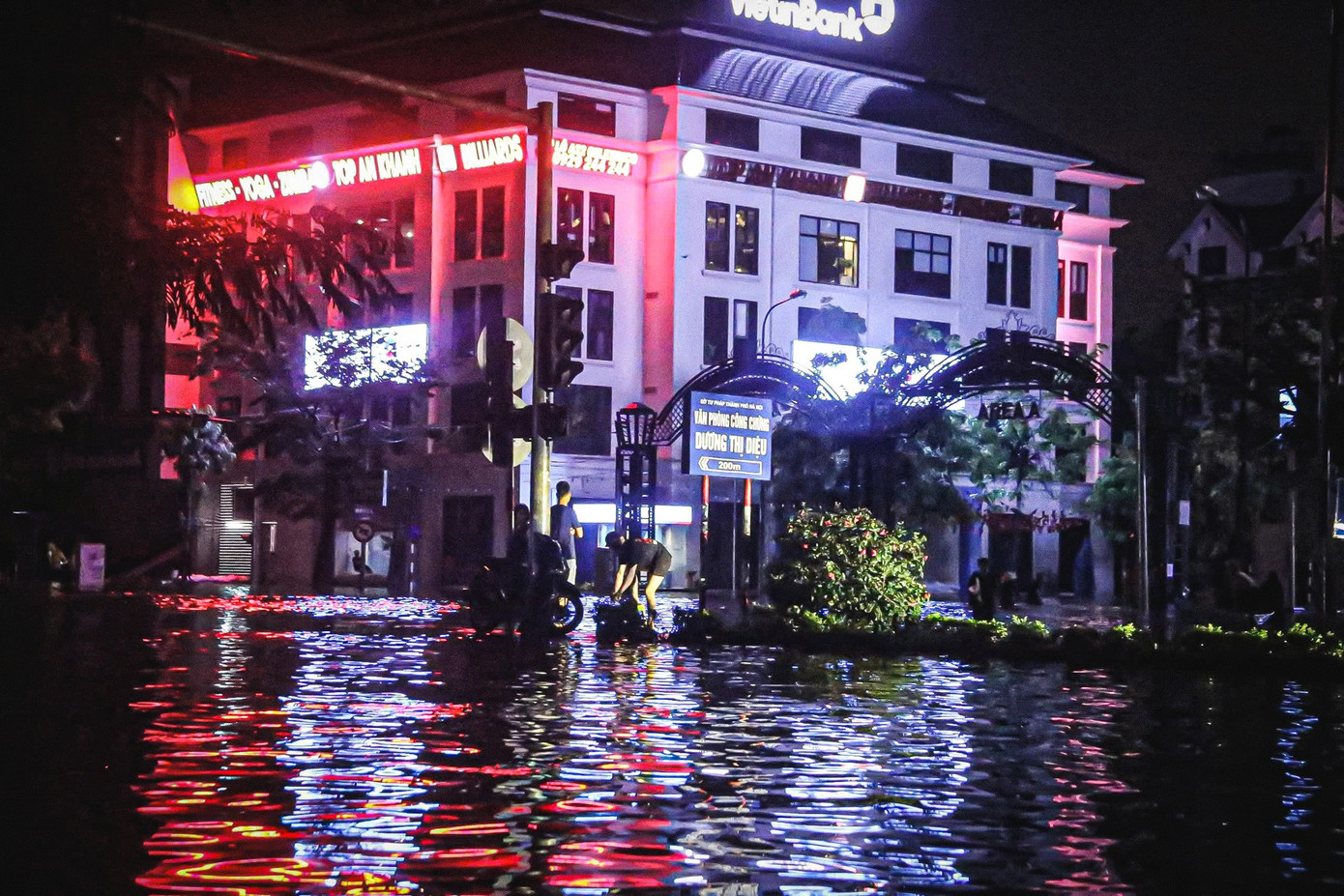 24 giờ mất điện, nước: Hàng trăm hộ dân ở 'làng' biệt thự triệu đô Hà Nội thắp đèn dầu, loay hoay 'chạy' ngập - Ảnh 2.