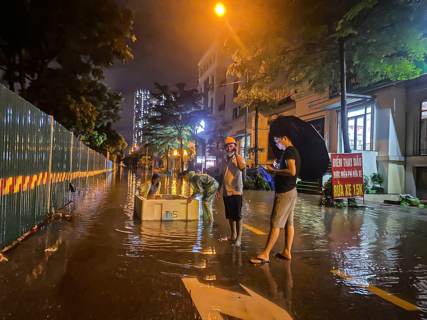 24 giờ mất điện, nước: Hàng trăm hộ dân ở 'làng' biệt thự triệu đô Hà Nội thắp đèn dầu, loay hoay 'chạy' ngập - Ảnh 14.