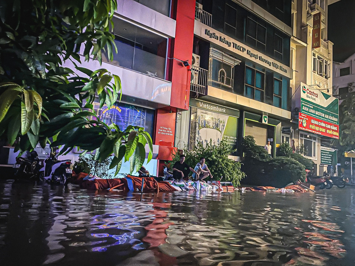 24 giờ mất điện, nước: Hàng trăm hộ dân ở 'làng' biệt thự triệu đô Hà Nội thắp đèn dầu, loay hoay 'chạy' ngập - Ảnh 7.