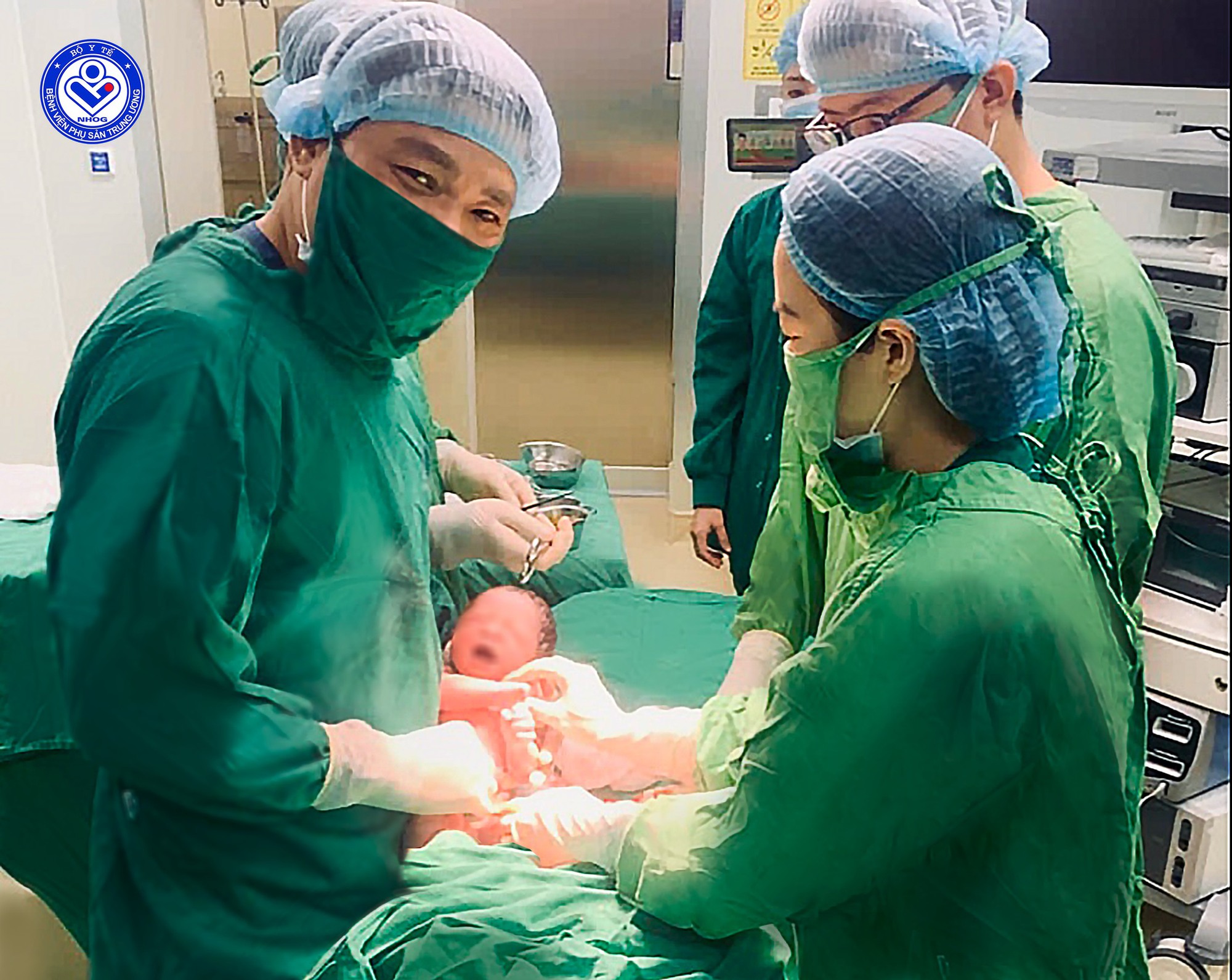 Bé gái chào đời từ phôi thai đông lạnh hơn 1 thập kỷ: Hành trình của người mẹ hẹn con từ 11 năm trước- Ảnh 2. Bé gái chào đời từ phôi thai đông lạnh hơn 1 thập kỷ: Hành trình của người mẹ hẹn con từ 11 năm trước- Ảnh 2.