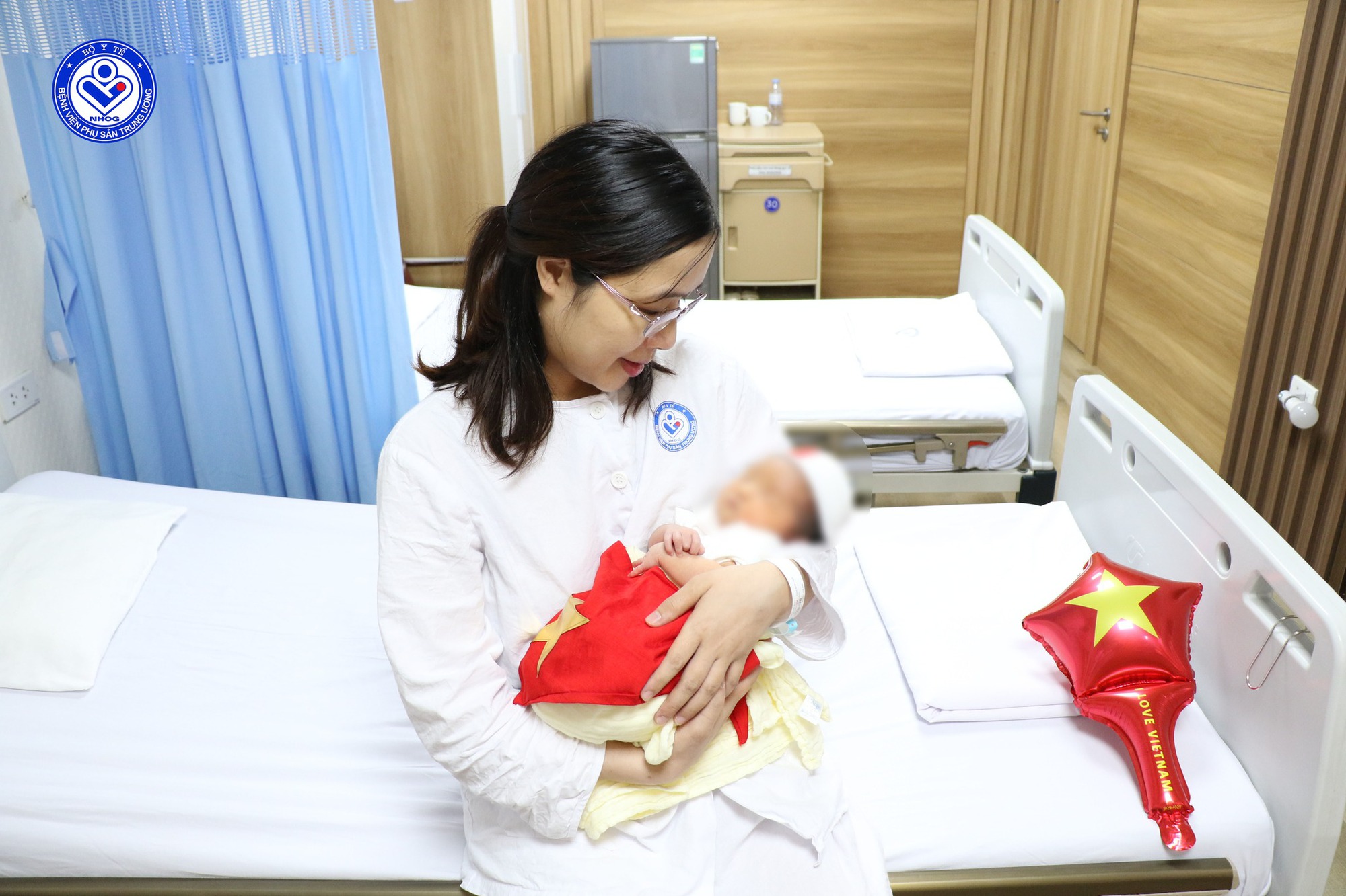 Bé gái chào đời từ phôi thai đông lạnh hơn 1 thập kỷ: Hành trình của người mẹ hẹn con từ 11 năm trước- Ảnh 3. Bé gái chào đời từ phôi thai đông lạnh hơn 1 thập kỷ: Hành trình của người mẹ hẹn con từ 11 năm trước- Ảnh 3.