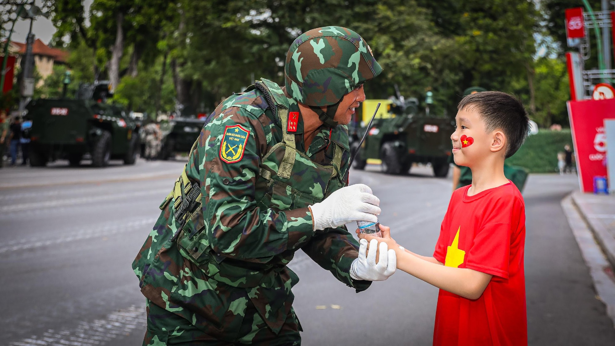 Những khoảnh khắc hạnh phúc của hòa bình tại tổng hợp luyện A80- Ảnh 5. Những khoảnh khắc hạnh phúc của hòa bình tại tổng hợp luyện A80- Ảnh 5.