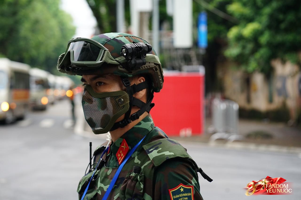 Cận cảnh lực lượng trinh sát đặc nhiệm luôn che kín mặt, âm thầm bảo vệ an ninh cho buổi sơ duyệt diễu binh diễu hành - Ảnh 1. Cận cảnh lực lượng trinh sát đặc nhiệm luôn che kín mặt, âm thầm bảo vệ an ninh cho buổi sơ duyệt diễu binh diễu hành - Ảnh 1.
