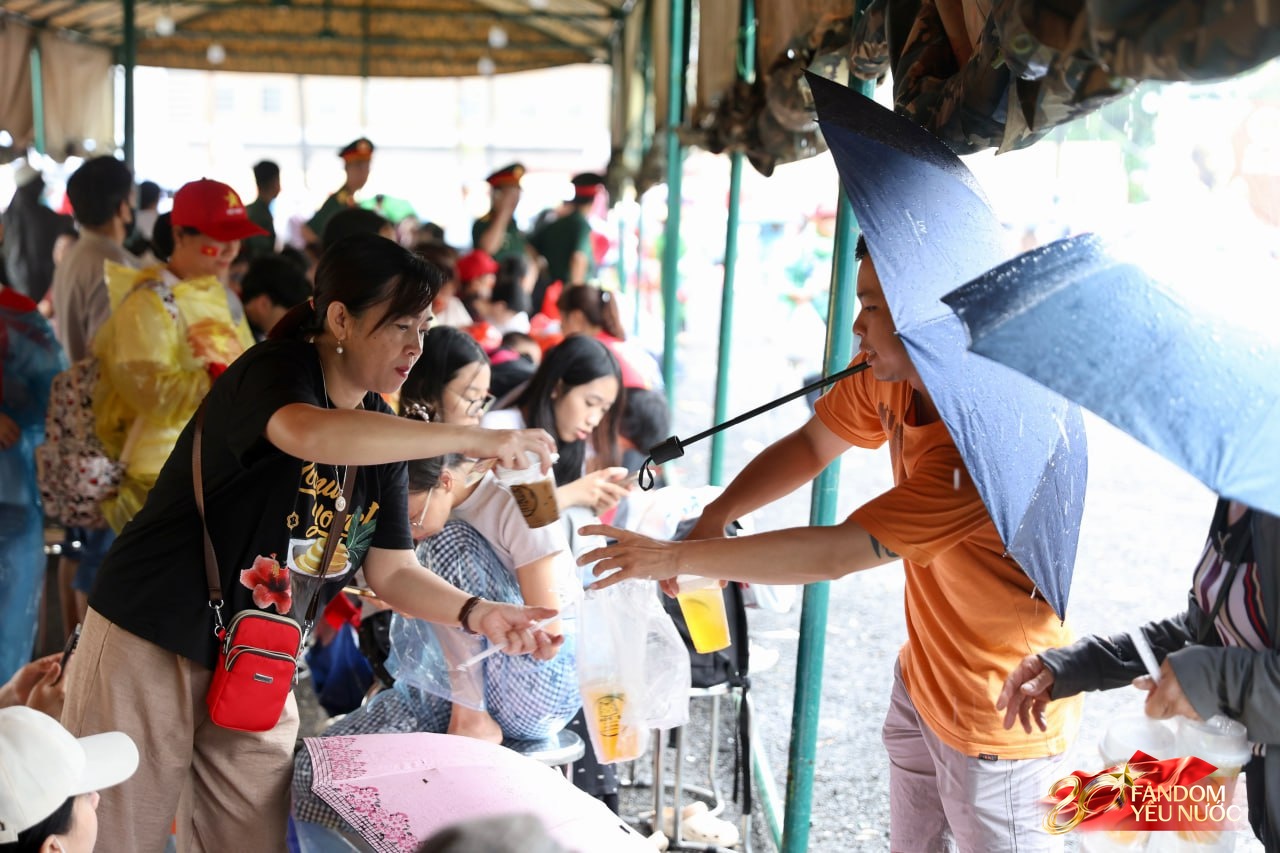 Người dân xuất phát từ 4 giờ, đội mưa chờ đợi buổi sơ duyệt cấp Nhà nước - Ảnh 2. Người dân xuất phát từ 4 giờ, đội mưa chờ đợi buổi sơ duyệt cấp Nhà nước - Ảnh 2.