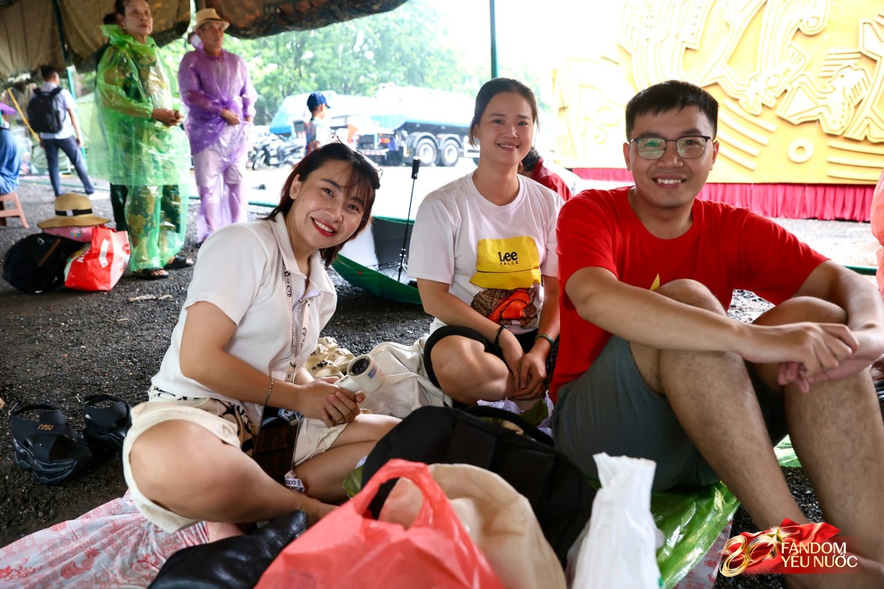 Người dân xuất phát từ 4 giờ, đội mưa chờ đợi buổi sơ duyệt cấp Nhà nước - Ảnh 4. Người dân xuất phát từ 4 giờ, đội mưa chờ đợi buổi sơ duyệt cấp Nhà nước - Ảnh 4.