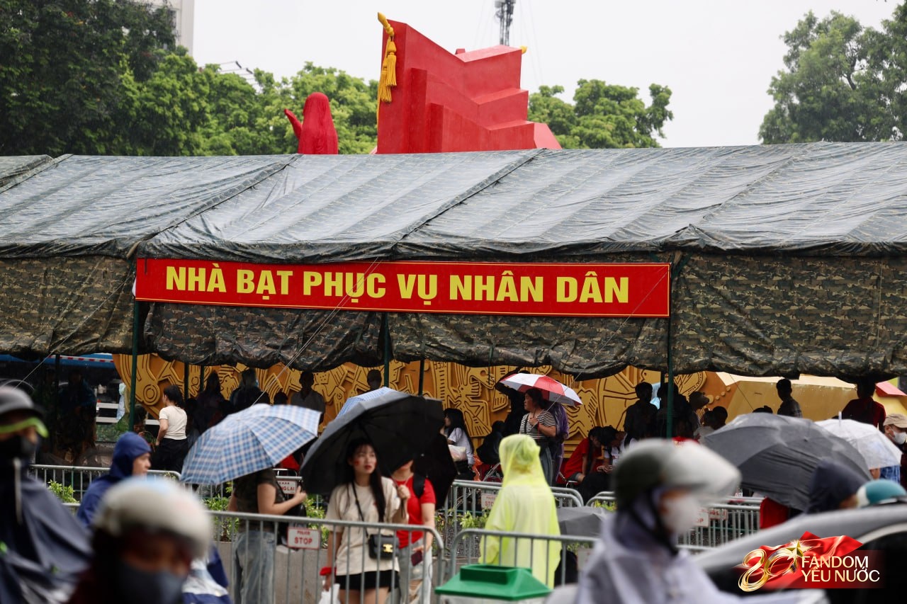 Người dân xuất phát từ 4 giờ, đội mưa chờ đợi buổi sơ duyệt cấp Nhà nước - Ảnh 1. Người dân xuất phát từ 4 giờ, đội mưa chờ đợi buổi sơ duyệt cấp Nhà nước - Ảnh 1.