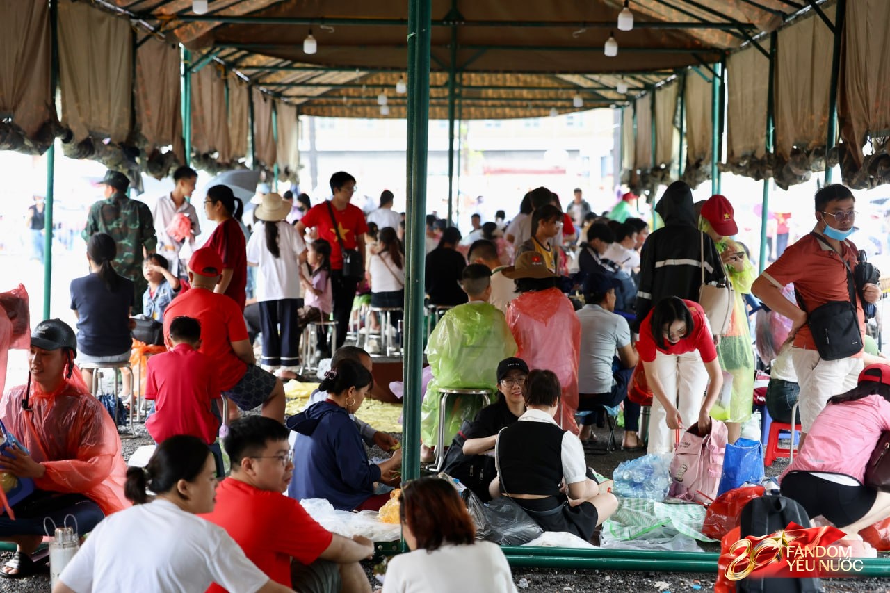 Người dân xuất phát từ 4 giờ, đội mưa chờ đợi buổi sơ duyệt cấp Nhà nước - Ảnh 5. Người dân xuất phát từ 4 giờ, đội mưa chờ đợi buổi sơ duyệt cấp Nhà nước - Ảnh 5.