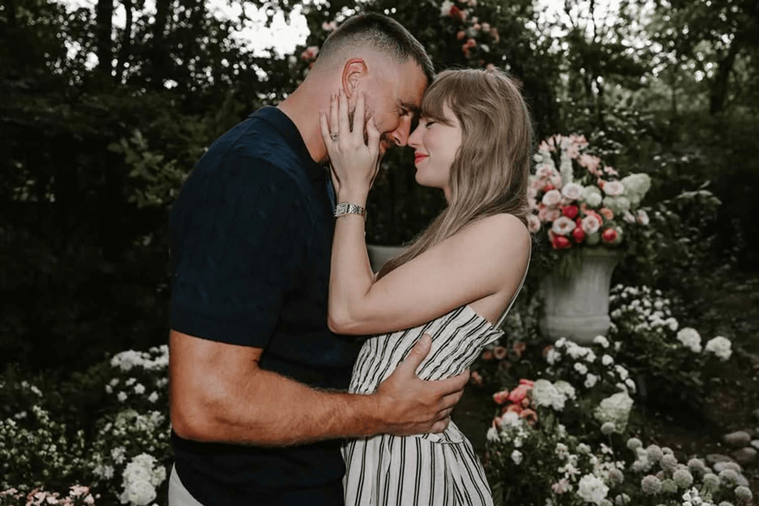 taylor-swift-travis-kelce-082625-52742cb9f9854e0099b87b2d4216ccc1-1756263949433841612830-1756279584863-1756279584941212143052.png