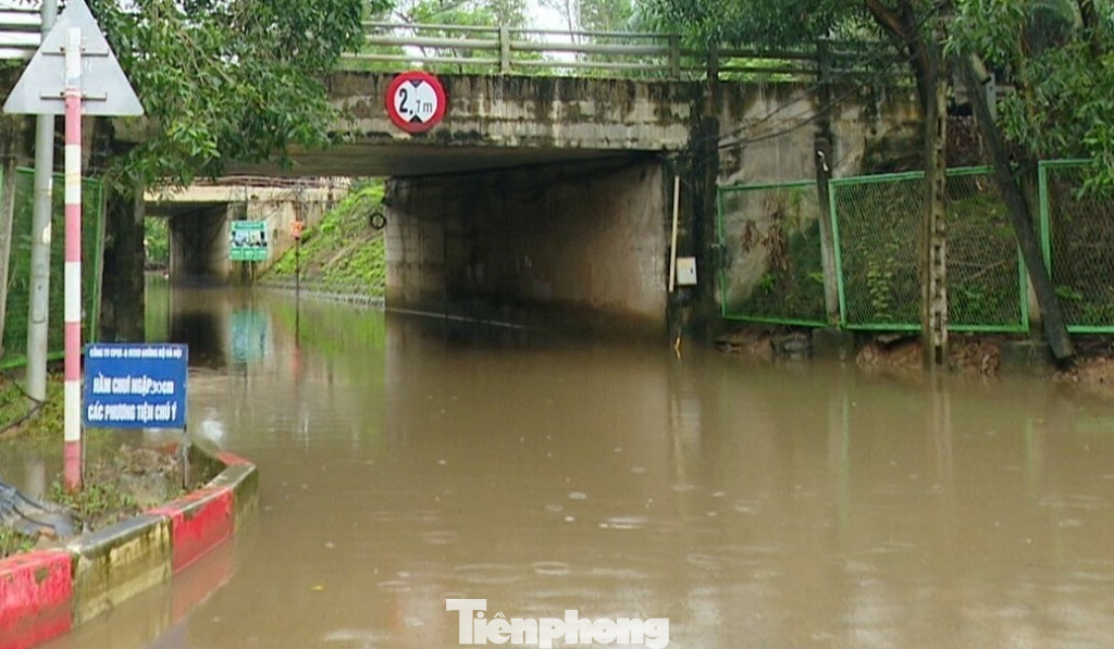 'Phong toả' nhiều hầm chui đại lộ Thăng Long vì ngập sâu - Ảnh 2. 'Phong toả' nhiều hầm chui đại lộ Thăng Long vì ngập sâu - Ảnh 2.