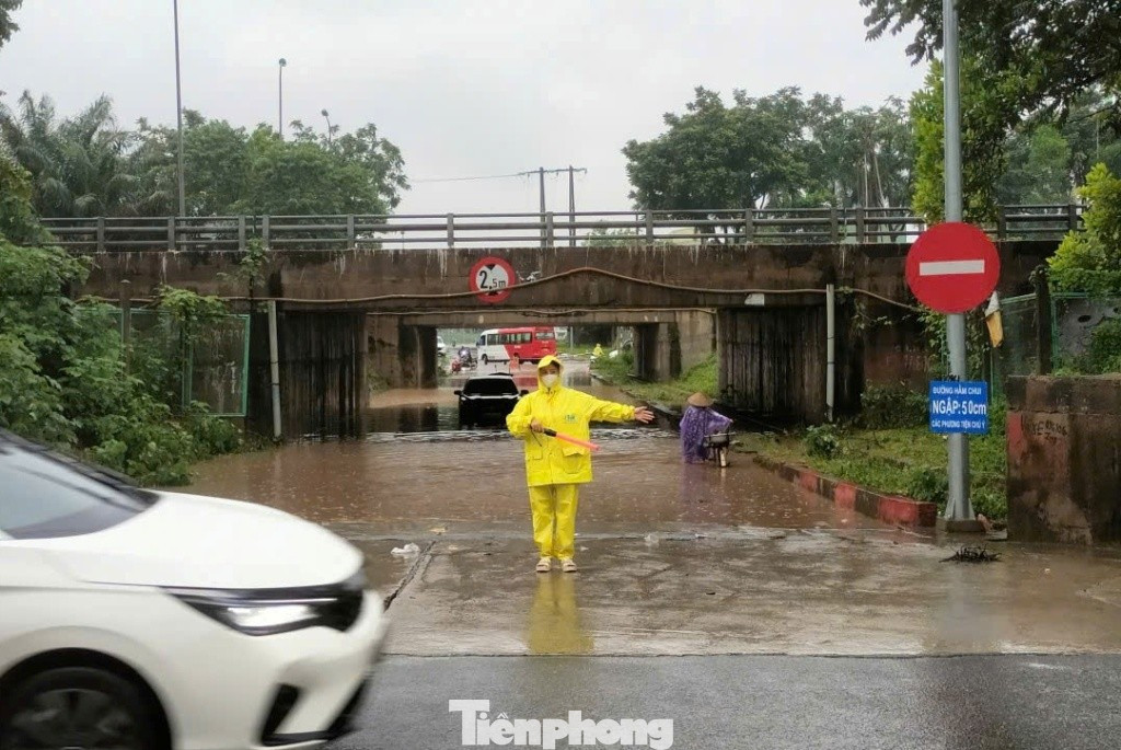 'Phong toả' nhiều hầm chui đại lộ Thăng Long vì ngập sâu - Ảnh 3. 'Phong toả' nhiều hầm chui đại lộ Thăng Long vì ngập sâu - Ảnh 3.