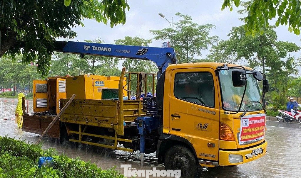 'Phong toả' nhiều hầm chui đại lộ Thăng Long vì ngập sâu - Ảnh 5. 'Phong toả' nhiều hầm chui đại lộ Thăng Long vì ngập sâu - Ảnh 5.