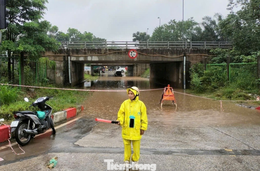 'Phong toả' nhiều hầm chui đại lộ Thăng Long vì ngập sâu - Ảnh 4. 'Phong toả' nhiều hầm chui đại lộ Thăng Long vì ngập sâu - Ảnh 4.
