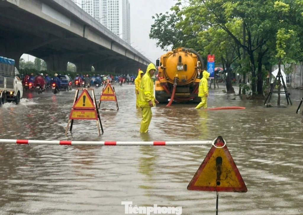 'Phong toả' nhiều hầm chui đại lộ Thăng Long vì ngập sâu - Ảnh 6. 'Phong toả' nhiều hầm chui đại lộ Thăng Long vì ngập sâu - Ảnh 6.