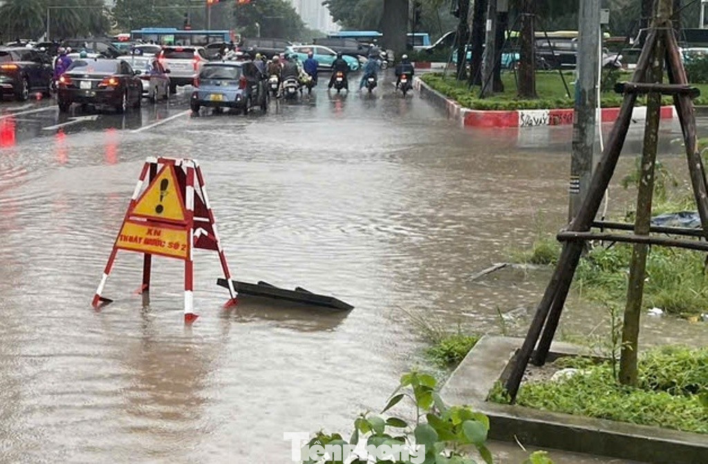 'Phong toả' nhiều hầm chui đại lộ Thăng Long vì ngập sâu - Ảnh 7. 'Phong toả' nhiều hầm chui đại lộ Thăng Long vì ngập sâu - Ảnh 7.