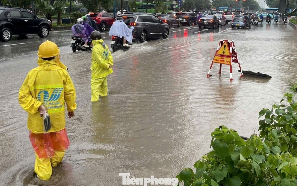 'Phong toả' nhiều hầm chui đại lộ Thăng Long vì ngập sâu - Ảnh 8. 'Phong toả' nhiều hầm chui đại lộ Thăng Long vì ngập sâu - Ảnh 8.