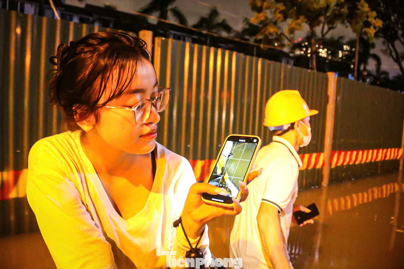 24 giờ mất điện, nước: Hàng trăm hộ dân ở 'làng' biệt thự triệu đô Hà Nội thắp đèn dầu, loay hoay 'chạy' ngập - Ảnh 16.