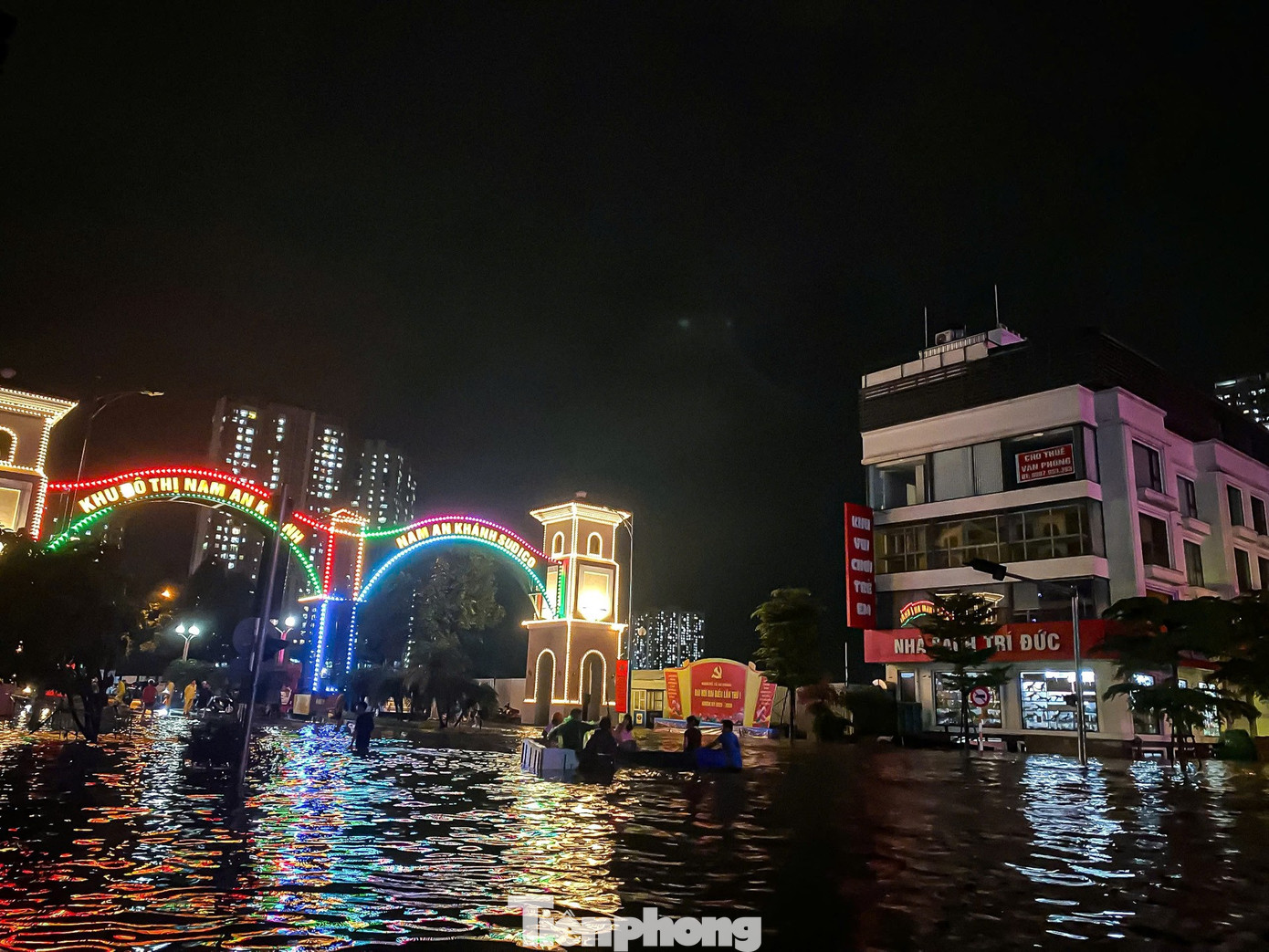 24 giờ mất điện, nước: Hàng trăm hộ dân ở 'làng' biệt thự triệu đô Hà Nội thắp đèn dầu, loay hoay 'chạy' ngập - Ảnh 1.