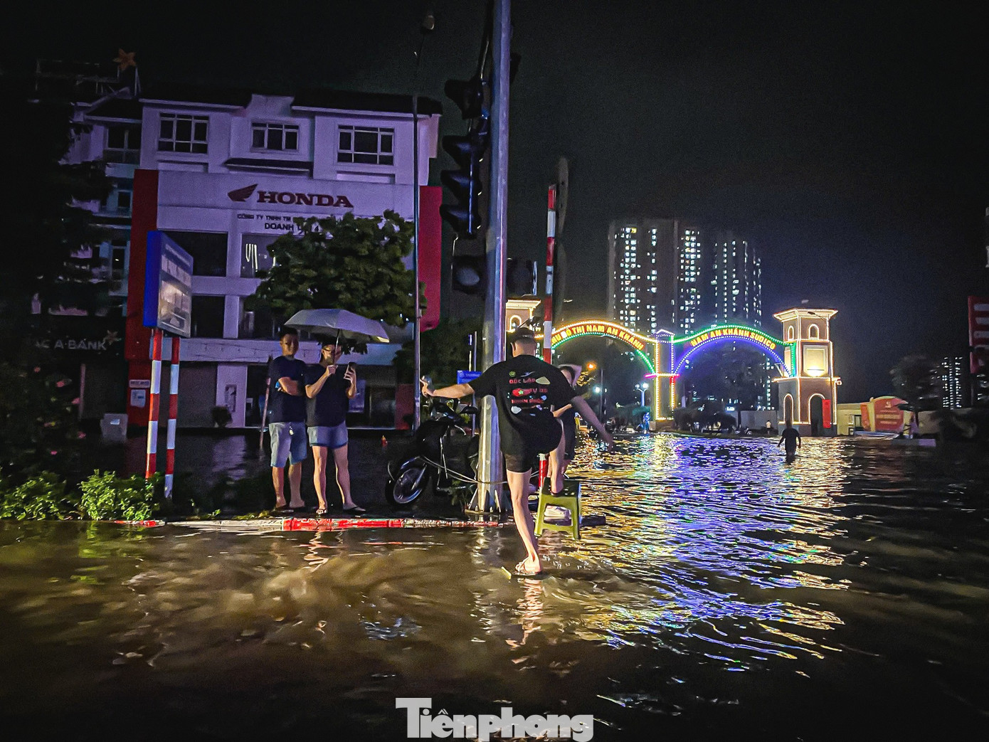 24 giờ mất điện, nước: Hàng trăm hộ dân ở 'làng' biệt thự triệu đô Hà Nội thắp đèn dầu, loay hoay 'chạy' ngập - Ảnh 8.